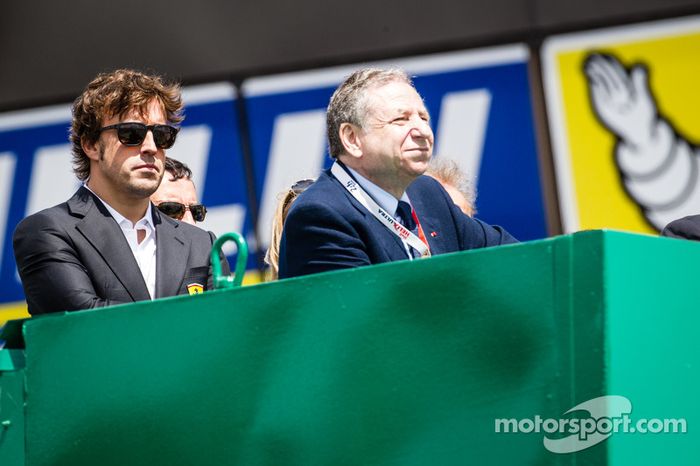 Fernando Alonso y  Jean Todt observan la salida de las 24 horas de Le Mans 2014