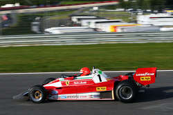 Niki Lauda, presidente não-executivo da Mercedes, com sua Ferrari 312T3