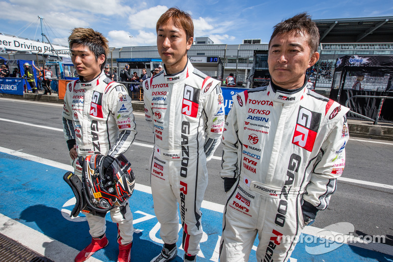 Kazuya Oshima, Hiroaki Ishiura and Takayuki Kinoshita look on as