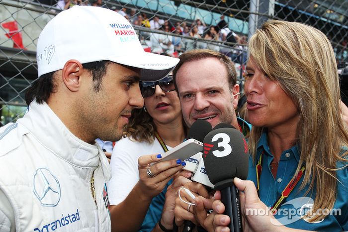 Ganador de la pole Felipe Massa, Williams con Rubens Barrichello y los medios de comunicación en la