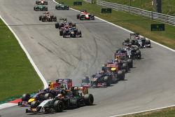 Rennstart: Sergio Perez, Sahara Force India F1 VJM07; Daniel Ricciardo, Red Bull Racing RB10
