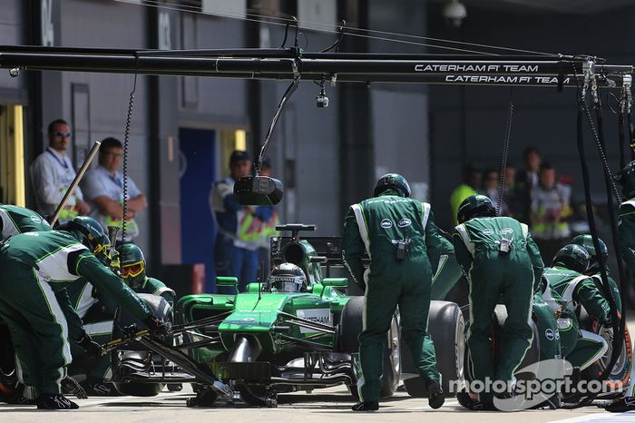Kamui Kobayashi, Caterham F1 Team durante la parada en boxes