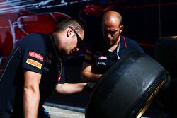 Scuderia Toro Rosso mecánico con neumáticos Pirelli