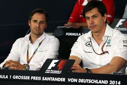 (De izquierda a derecha): Christian Albers, Caterham F1 Team, el director del equipo y Toto Wolff, M