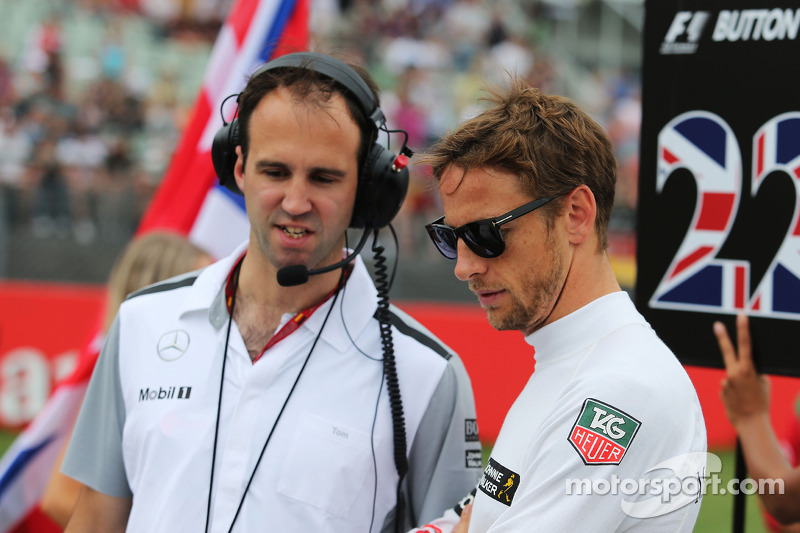 Jenson Button, McLaren mit Tom Stallard, McLaren Renningenieur