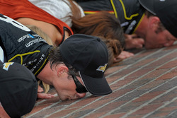 Vencedor da corrida Jeff Gordon beija tijolos