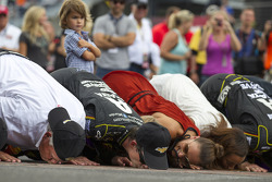 Vencedor da corrida Jeff Gordon beija tijolos