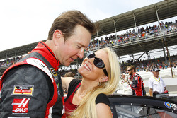 Kurt Busch, Stewart-Haas Racing Chevrolet con su novia Patricia Driscoll