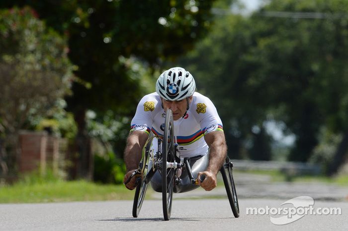 Alex Zanardi se prepara para un triatlón de larga distancia