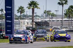 Départ : #31 Olsbergs MSE Ford Fiesta ST: Joni Wiman devant #18 Olsbergs MSE Ford Fiesta ST: Patrik Sandell et #00 Royal Purple Racing / OMSE2 Ford Fiesta ST: Steve Arpin
