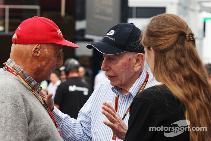 Niki Lauda, presidente no ejecutivo de Mercedes, con John Surtees (GBR)