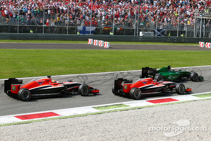 Kamui Kobayashi, Caterham CT05 lidera a Max Chilton, Marussia F1 Team MR03 y Jules Bianchi, Marussia