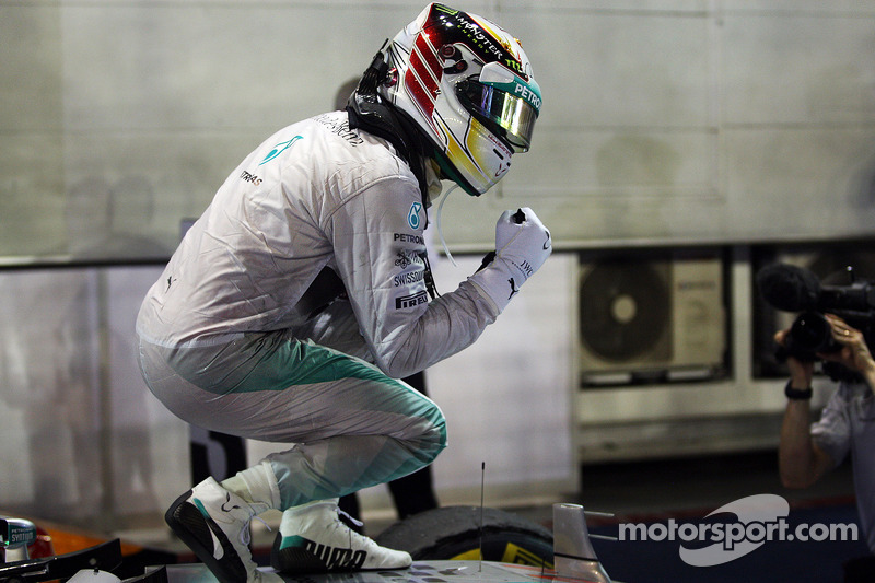 Vainqueur: Lewis Hamilton, Mercedes AMG F1 W05 heureux dans le parc fermé