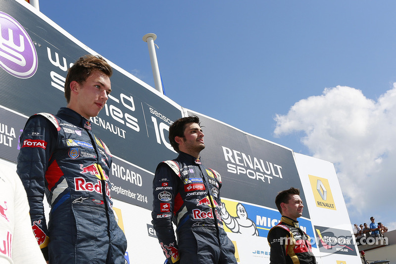 Il vincitore della corsa Carlos Sainz Jr, al secondo posto Pierre Gasly e al terzo Matthieu Vaxiviere