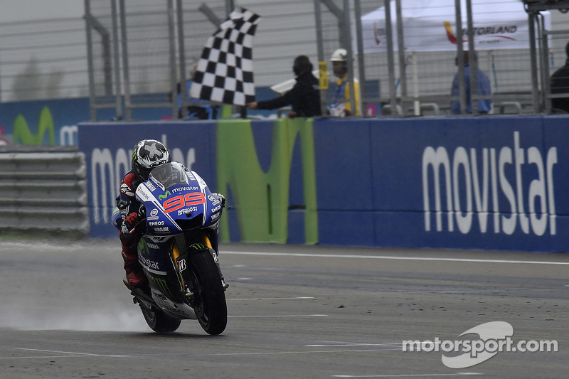 Tras un alocado final por la lluvia, Lorenzo vencía en 2014 por primera vez el GP de Aragón
