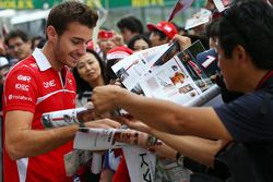 Jules Bianchi, Marussia F1 Team, firma autógrafos para los fans