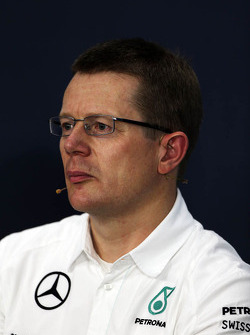Andy Cowell, Mercedes-Benz High Performance Powertrains Managing Director, in de FIA-persconferentie