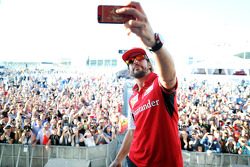 Fernando Alonso, Ferrari, maakt een selfie in de Fanzone