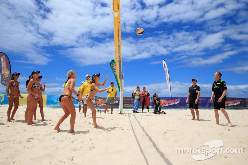 Miss V8 Supercar Volleyball Spiel gegen die Piloten