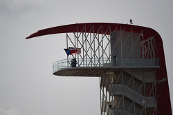 Texas e EUA bandeiras na torre do COTA