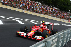 Kimi Raikkonen, Ferrari F14-T enters the new pit lane