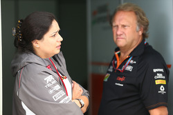Monisha Kaltenborn, Sauber-teambaas, met Robert Fernley, Sahara Force India F1 Team waarnemend teamb