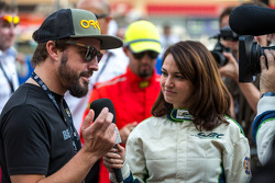 Fernando Alonso wordt geinterviewd op de grid