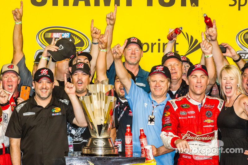 Sieger und 2014 NASCAR Sprint Cup Series Champion Kevin Harvick, Stewart-Haas Racing Chevrolet mit T