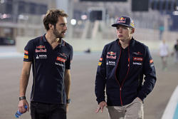 (Links naar rechts): Jean-Eric Vergne, Scuderia Toro Rosso, loopt het circuit met Max Verstappen, Sc