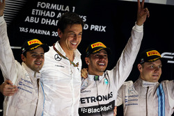 Podium: Felipe Massa, Williams, 2ème; Toto Wolff, Actionnaire et Directeur Exécutif de Mercedes AMG F1; Lewis Hamilton, Mercedes AMG F1, 1er et Champion du Monde ; Valtteri Bottas, Williams, 3ème