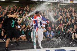 Rennsieger und Weltmeister Lewis Hamilton, Mercedes AMG F1, feiert mit seinem Team