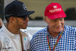 (I a D): Lewis Hamilton, Mercedes AMG F1, y Niki Lauda, Mercedes, presidente no ejecutivo