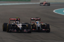 Daniil Kvyat, Scuderia Toro Rosso STR9 and Romain Grosjean, Lotus F1 E22 battle for position