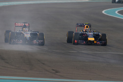 Jean-Eric Vergne, Scuderia Toro Rosso STR9 y Daniel Ricciardo, Red Bull Racing RB10 pelean por la posición