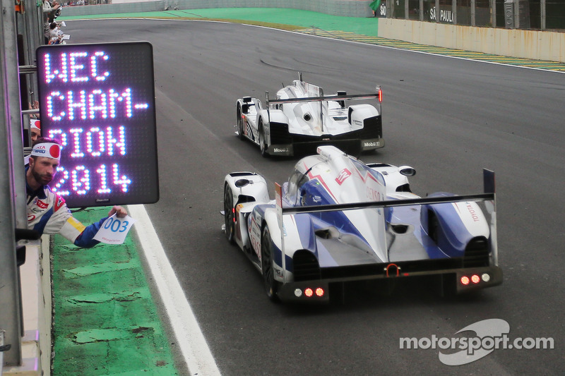 #14 Porsche Team Porsche 919 Hybrid: Romain Dumas, Neel Jani, Marc Lieb, #8 Toyota Racing Toyota TS040-Hybrid: Anthony Davidson, Sebastien Buemi llegan al final de la prueba