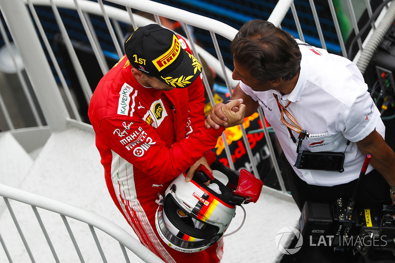 Sebastian Vettel, Ferrari, celebra su victoria camino al podio de Canadá