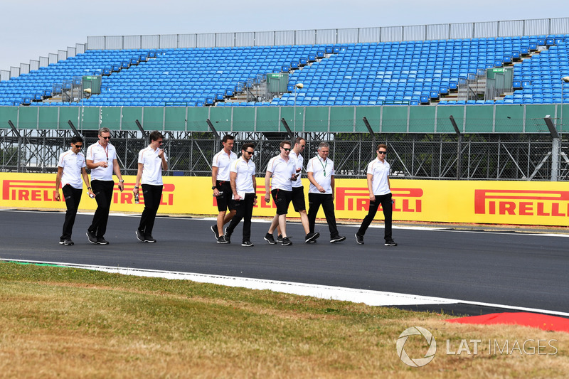 Stoffel Vandoorne, McLaren, cammina lungo il circuito