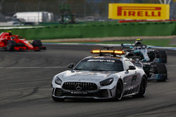 El safety car lidera la carrera sobre Lewis Hamilton, Mercedes AMG F1 W09, Valtteri Bottas, Mercedes AMG F1 W09, y Kimi Raikkonen, Ferrari SF71H