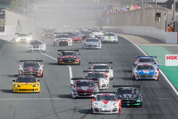 الإنطلاقة: فاك أوتو تيك بورشيه 997 جي تي3 آر، أوتو كلوس، مارتين رايجنجر، جينس ريشتر، سفين مولر، في ا