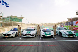 Voitures de police exotiques à Dubai : Une Mercedes AMG SLS, une Audi R8, une McLaren MP4-12C et une Ferrari FF