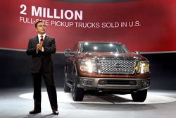 Carlos Ghosn, PDG de Nissan, avec le Nissan Titan