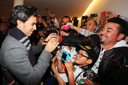 Sergio Pérez, de Sahara Force India F1 firma autógrafos para los fans
