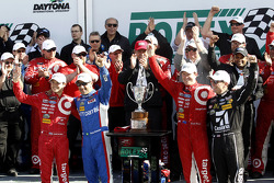 Podio: ganadores Scott Dixon, Kyle Larson, Jamie McMurray, Tony Kanaan, de Chip Ganassi Racing