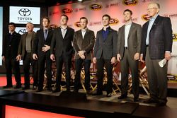 Joe Gibbs, dueño del equipo, junto con Denny Hamlin, Kyle Busch, Matt Kenseth, Carl Edwards