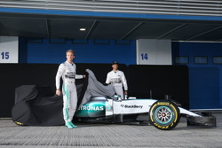 (L to R): Nico Rosberg, Mercedes AMG F1 y su compañero Lewis Hamilton, Mercedes AMG F1 presentan el Mercedes AMG F1 W06
