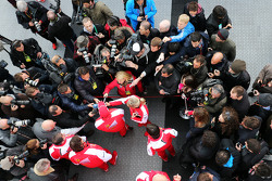 Sebastian Vettel, de Ferrari, con la prensa