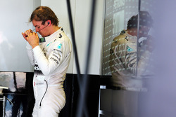 Nico Rosberg, da Mercedes AMG F1, chega de volta aos boxes