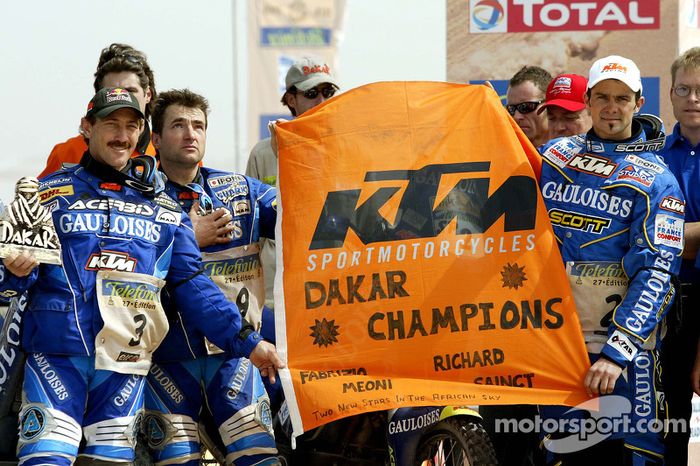 Podio: ganador Cyril Despres con Alfie Cox y Jean Brucy rinde homenaje a Fabrizio Meoni y Richard Sainct