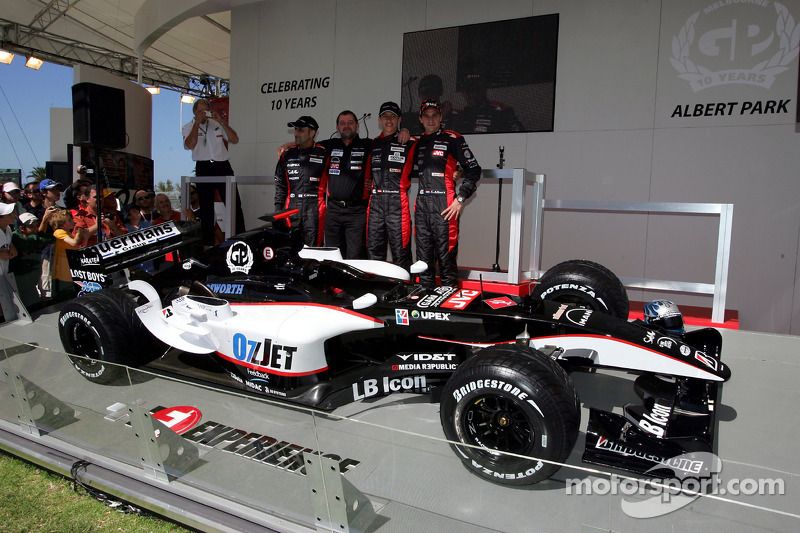 Chanock Nissany, Paul Stoddart, Patrick Friesacher y Christijan Albers con el MInardi PS04B