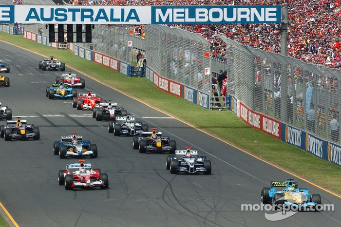 Inicio: Giancarlo Fisichella al frente de Jarno Trulli y Mark Webber